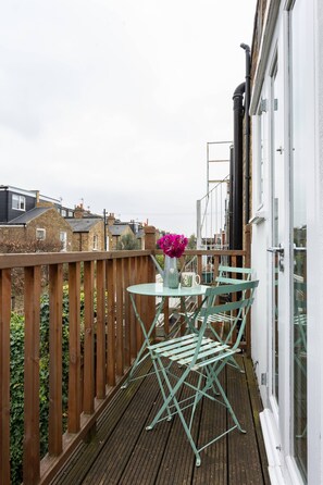 Outdoor dining - Cowley Road by onefinestay (London)