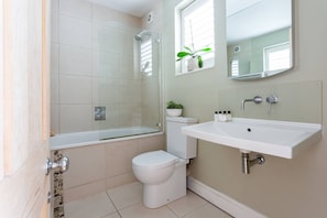 Towels - Cowley Road by onefinestay (London)