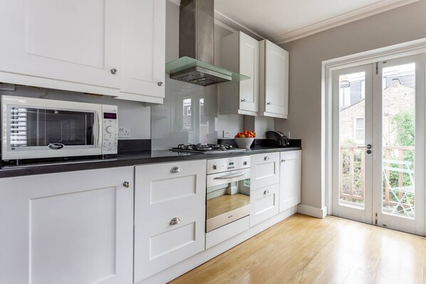 Dishwasher, coffee/tea maker, toaster