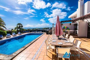 Een verwarmd zwembad