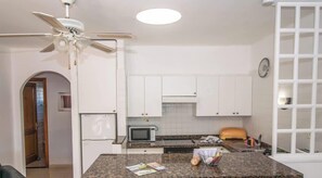 Een koelkast, een microgolfoven, een oven, een kookplaat