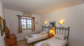 Een kluis op de kamer, een strijkplank/strijkijzer, gratis wifi