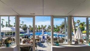 A poolside area with outdoor seating and a view of a swimming pool. - Las Brisas 112 - Resort Stay by Villas Now (Playa Blanca)