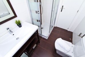 Shower, towels - OKSANA Apartment - Close to PortAventura (Salou)