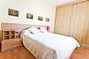 2 bedrooms, iron/ironing board, free WiFi, bed sheets