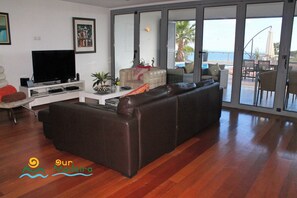 Smart-tv, dvd-spelare, bordsfotboll och ett bordtennisbord