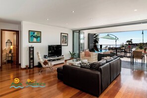 Smart-tv, dvd-spelare, bordsfotboll och ett bordtennisbord