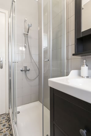Hair dryer, towels, soap, toilet paper - Apartment near Fonte Luminosa * 2BD APT CENTRAL * (Lisboa)