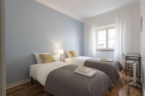 2 habitaciones, tabla de planchar con plancha, cuna de viaje y wifi 