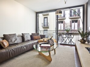 TV - My Space Barcelona Apart. Cerca de la Quiron for 20 people in 5 rooms (Barcelona)