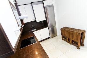 Fridge, microwave, oven, dishwasher - Ground floor apartment with private garden + access to the pool (Salou)
