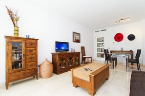 TV - Ground floor apartment with private garden + access to the pool (Salou)