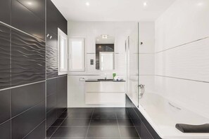 Ducha y bañera combinadas y toallas