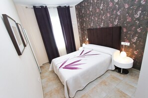 1 slaapkamer, een strijkplank/strijkijzer, gratis wifi, beddengoed