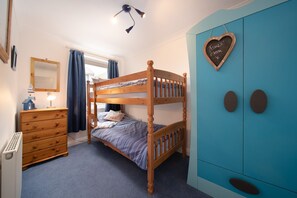 2 slaapkamers, een bureau, een strijkplank/strijkijzer, reisbedje