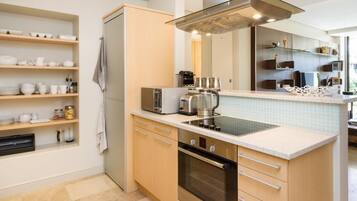 Appartement | Privékeuken | Een koelkast, een microgolfoven, een oven, een kookplaat