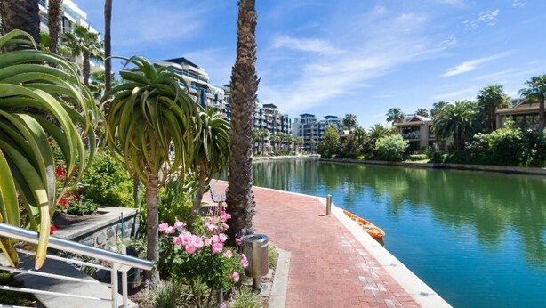 Unclassified image, 1 of 6, button - Juliette 003 (Cape Town)