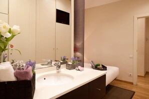 ヘアドライヤー、タオル、トイレットペーパー