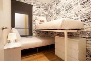 2 室のベッドルーム、セーフティボックス (室内)、アイロン / アイロン台、旅行用ベビーベッド