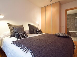 4 bedrooms, in-room safe, iron/ironing board, travel cot