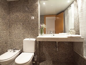 Combined shower/bathtub, hair dryer, towels, shampoo