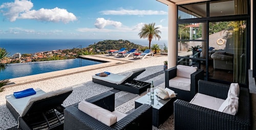 Fabulous seaview, pool and games room | Villa Luz