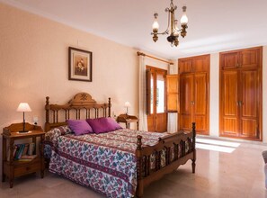 4 makuuhuonetta, silitysrauta/-lauta, ilmainen Wi-Fi, vuodevaatteet