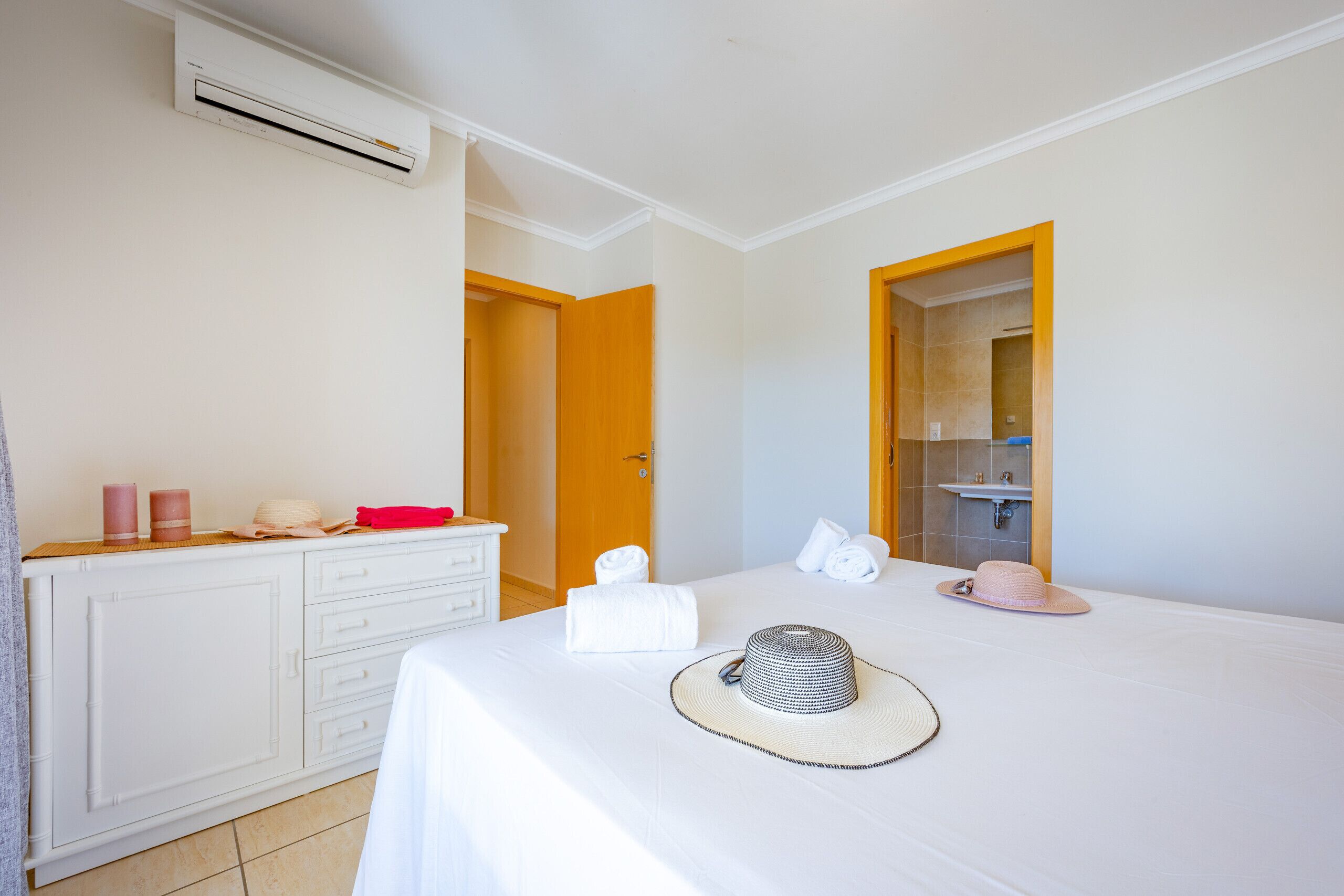 5 bedrooms, iron/ironing board, free WiFi, bed sheets