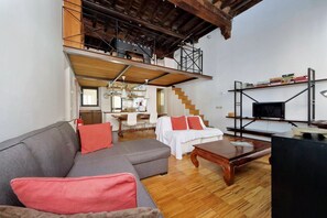 TV, DVD player, table football, books - Rome, historic center, characteristic apartment for 6 (Roma)