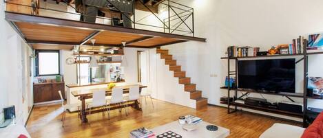 Fernseher, DVD-Player, Tischfußball, Bücher