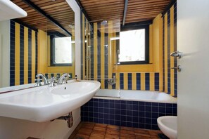 Duschwanne, Haartrockner, Bidet, Handtücher