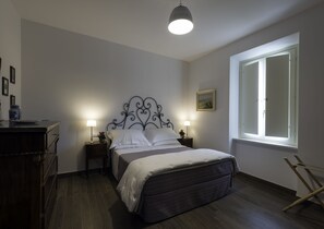 2 Schlafzimmer, Schreibtisch, Bügeleisen/Bügelbrett, WLAN