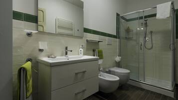 Doccia, asciugacapelli, bidet, asciugamani
