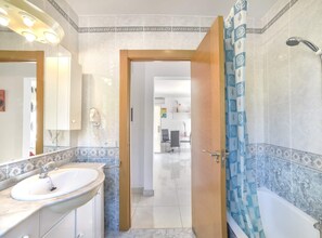 Bañera, secador de pelo y toallas