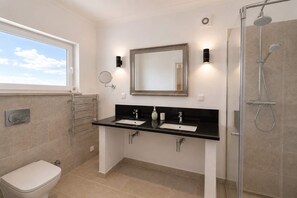 Douche, séchoir à cheveux, serviettes fournies