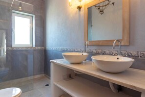 Shower, hair dryer, towels - Villa Ocean Blue, Ocean views , Walk to beach, Pool (Ferragudo)