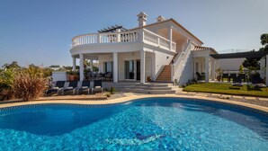 A two-story house with a swimming pool, outdoor seating, and a covered patio. - Villa Ocean Blue, Ocean views , Walk to beach, Pool (Ferragudo)