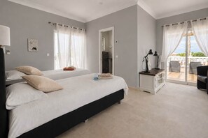 5 slaapkamers, een strijkplank/strijkijzer, wifi, beddengoed