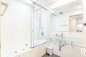 Duschwanne, Haartrockner, Handtücher, Shampoo