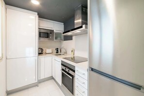 Réfrigérateur, four à micro-ondes, un four, surface de cuisson