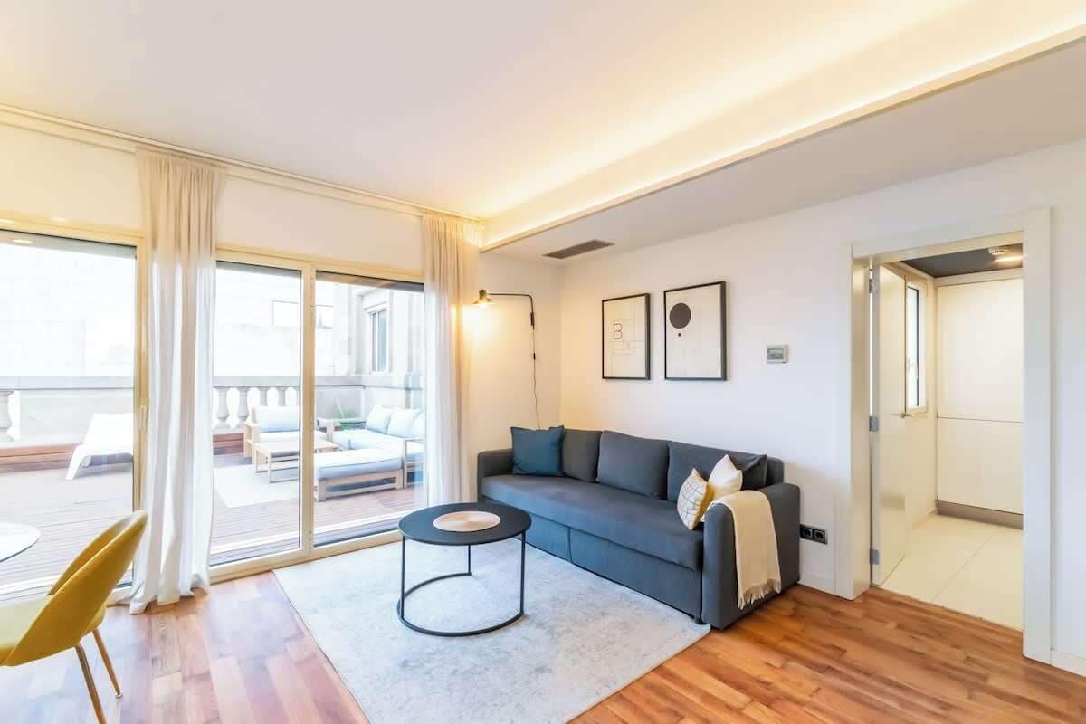 Fernseher, DVD-Player, Bücher