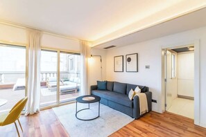 Televisión, reproductor de DVD y libros 