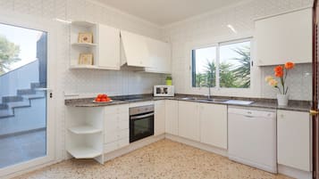 Frigorifero, microonde, forno, piano cottura