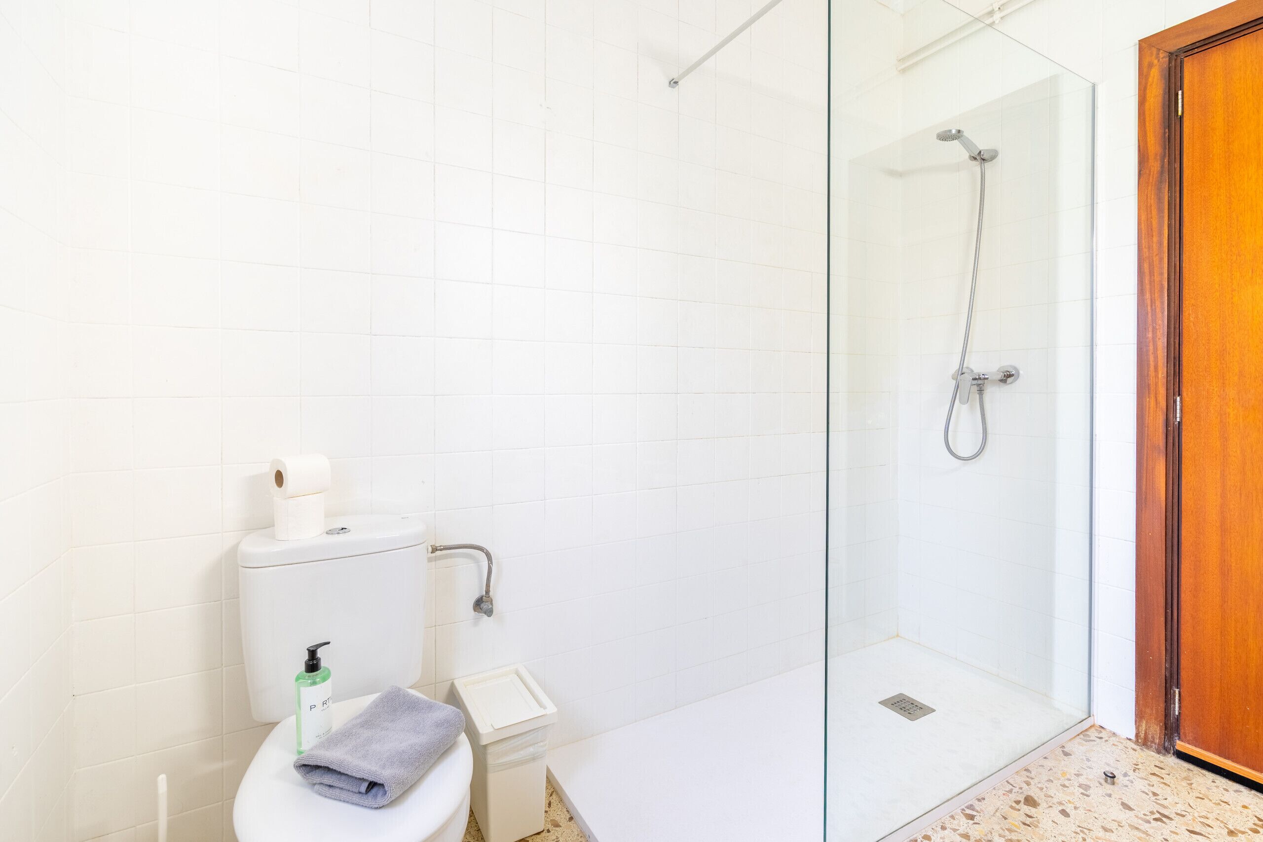 Banyera, assecador de cabells, bidet i tovalloles 