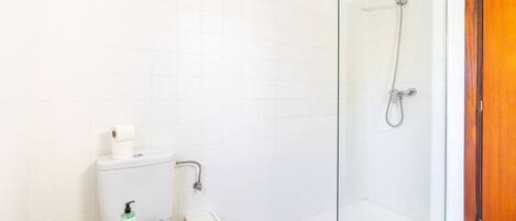 Baignoire, sèche-cheveux, bidet, serviettes fournies