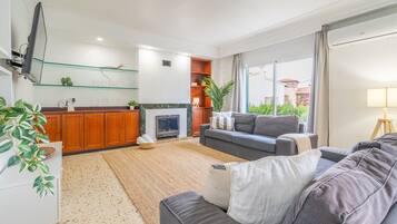 TV connectée, cheminée, table de tennis de table