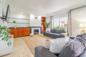 Smart TV, chimenea y tenis de mesa 