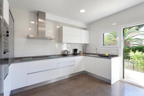 Fridge, microwave, oven, stovetop - Bellavista - with private swimming pool (Cala Blava)