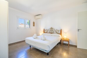 4 habitaciones, tabla de planchar con plancha y cuna de viaje 