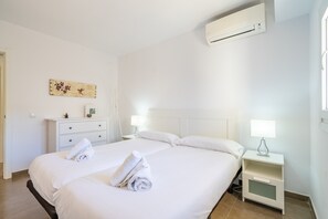 4 bedrooms, iron/ironing board, travel crib, free WiFi - Bellavista - with private swimming pool (Cala Blava)